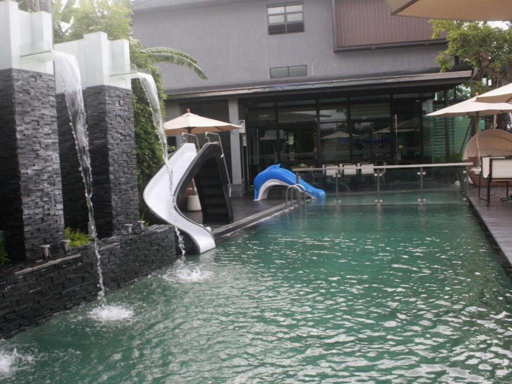 Huernnana Jomsawan Hotel Phrae Bagian luar foto