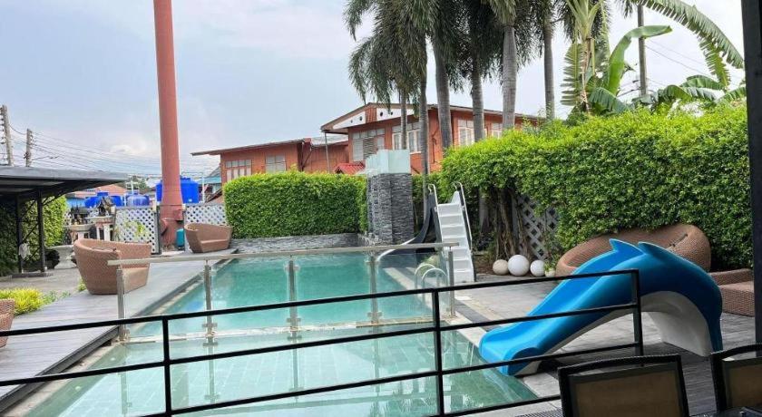 Huernnana Jomsawan Hotel Phrae Bagian luar foto